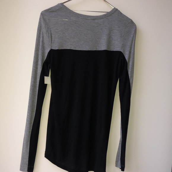 Two by Vince Camuto Long Sleeve Top - Picture 5 of 6